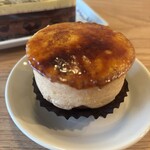 エーグルドゥース - 「カスレット」。不朽の名作。見た目が華やかではないので見過ごしがちですが、あったら絶対買ってください！食感が楽しくとても美味。シュー生地にクレームブリュレを足したような構成でお酒が香る大人のおやつ。