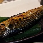 上野アメ横のひもの屋 - 伴助サバ・皮目。