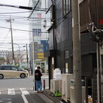 弘明寺丿貫 - 店横に並び2人