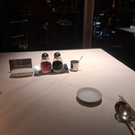 大観苑 - 夜景が見えるテーブル席です。