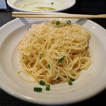 弘明寺丿貫 - 生イワシレモンバターの和え玉の麺とその下の油ダレ（透明）