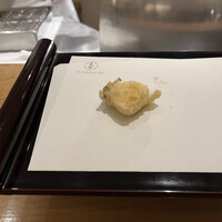 天七 - 鯛の切り身、半分に切られて提供され、ひとつは食べた後