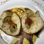 ブーランジェリー スドウ - オリーブの香りがパンと良く合います。