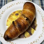 ブーランジェリー スドウ - ソーセージをハードパンで巻いています。