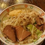 麺屋 あら関 - 豚野菜そば大盛。背脂とニンニク