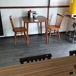 じんない 中華そば - 内観写真:テーブル席