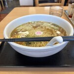 らーめんどんぐり - ワンタンめん（中）、950円。