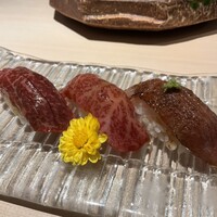 牛刺しと焼肉 仔虎 クリスロード店 - 【牛寿司（牛にぎり3種盛り）】赤身・トロ・炙りトロ❤️¥1,980（税込み）