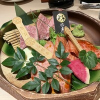 牛刺しと焼肉 仔虎 クリスロード店 - 【特撰焼肉ランチ】（厳選部位3種）
                    料理長推薦の本日お勧め部位３種がついた極上ランチ❤️¥4,620（税込み）