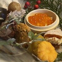 祇園 又吉 - 八寸：昆布締めヒラメ、ホースラディッシュ、黄身、干し柿チーズ、りんごとくり、あわび揚げ、ごま豆腐、いくらとろろ、焼き菊芋