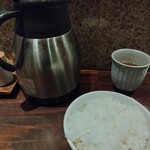 山海倶楽部 - お茶のポットが置かれてます。