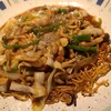 추우카후우 이자카야 카엔 - ③酸辣炒麺(税込880円)
                具材は豚肉&甘藍&人参&青椒&占地、少し辛酸っぱい餡、パリパリの細麺、塩胡椒タップリと正にB級ですが、嫌ではありません
