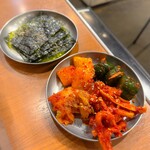 大阪焼肉・ホルモン ふたご  - キムチ盛り合わせ、韓国のり