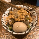 タイニーカフェ - 納豆丼のあたまのせ冷奴 煮卵付き