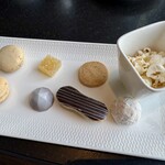 DINING & BAR TABLE 9 TOKYO - 