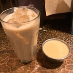 タイニーカフェ - アイスチャイ、プリン