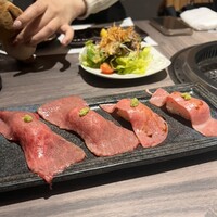 近江うし焼肉 にくTATSU 日本橋室町店 - 肉寿司(赤身、上ロース)