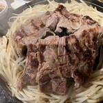 小樽ジンギスカン倶楽部　北とうがらし - ラムステーキを2枚焼いてます