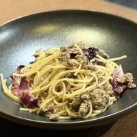 豚肉のサルシッチャとトレビスのスパゲティ