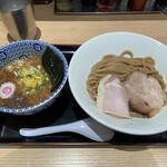 松戸富田麺業 - チャーシューは左のがすき。