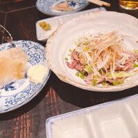 焼鶏あきら 中目黒本店 - お通しのエイヒレと鶏ホルモンポン酢