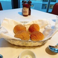 ベンジャミンステーキハウス KITTE大阪店 - パン2種