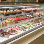 ラ・コート・ダジュール - 店内に並ぶ素敵なケーキ｡