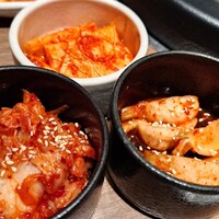 焼肉あきら 本郷本店 - キムチ盛り合わせ