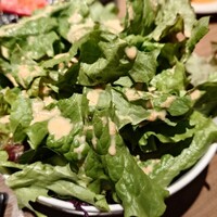 焼肉あきら 本郷本店 - 自家製胡麻ドレッシングのサラダ