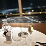 パノラミックレストラン ル・ノルマンディ - 窓からの夜景とワイン