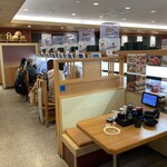 無添くら寿司 - 店内こんな感じ
平日の12時