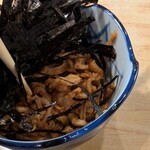 丸万元祖焼鳥 - 鶏皮のつきだし　880円