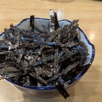 丸万元祖焼鳥 - 鶏皮のつきだし　880円