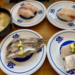 無添くら寿司 - 料理写真:今日のランチは全部で945円
8貫の握り寿司とあら汁