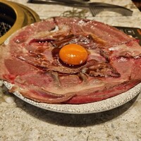 肉の匠 将泰庵  船橋本店 - 看板メニュー：王者の炙りユッケ