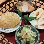 もとすみSAKEバー 和氣和氣 - 花籠に入った鳥取県の伝統料理