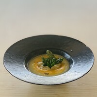 素透撫 - ② スープ
                      　パースニップ（= 白人参）と南瓜のポタージュ、里芋のピュレ、パセリ+人参の葉の素揚げ