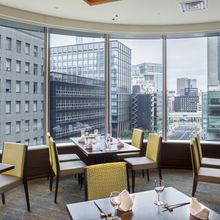 銀座中央通りを眺めながらの落ち着いた時間を楽しめます