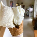 シーサイドファームなんば牧場アイス屋さん - ダブルコーン¥430内　みるく、いちじく(期間限定)(児島産)。どちらもあっさり美味い。イチジク味しっかりする。