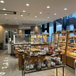 ブランジェ 浅野屋 - 店内は手前がパン販売コーナー、奥にテーブル席やカウンター席があります。