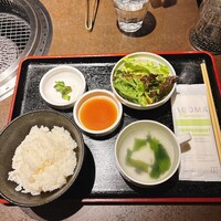 焼肉SEJONG 丸の内店 - 最初にご飯とスープが出て来ます