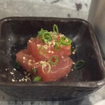 松山餃子酒場 皮咲 - お通し（漬けマグロ）