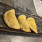 松山餃子酒場 皮咲 - えびとクリームチーズの餃子