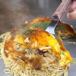 曽江井お好み焼店 - 控えめなフルーティーな甘さの専門店用オタフクソースが味わいのベース、魚粉の旨みや豚バラ肉の旨みは有りますが主張は弱め
麺はソースを絡めているので軟らかめ、パリパリ派の私には少し物足りませんでした