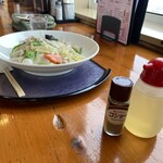 海鮮炉端　うろこ亭 - お酢と胡椒もお好みで…