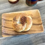 ケポベーグルズ - ・ベーグル 黒胡椒チーズ