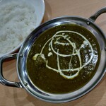 クイーンガーデン - ほうれん草チキンセット950円(税込)辛口・ライス・ホットチャイ
      何度も頂いていますが、改めてここのカレーは旨すぎる★★★
      最初ライス注文でお代わりはナンでもOKと、サービスも抜群です◎