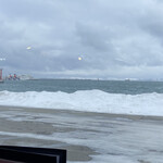 海鮮炉端　うろこ亭 - 窓際のカウンター席からは宗谷湾が見え離島行きのフェリーが停まっています