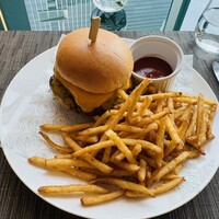 MAISON MARUNOUCHI - マルノウチ 和牛チーズバーガー ※上部から撮影