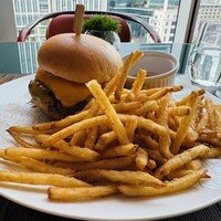 MAISON MARUNOUCHI - マルノウチ 和牛チーズバーガー ※フレンチフライも絶品！